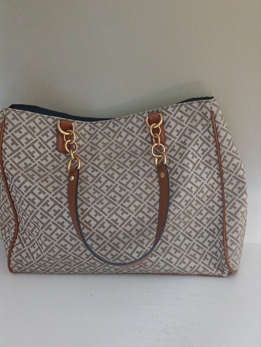 Tommy Hilfiger Women’s Tote Bag in Beige and Tan with Gold Accents - Picture 2 of 9